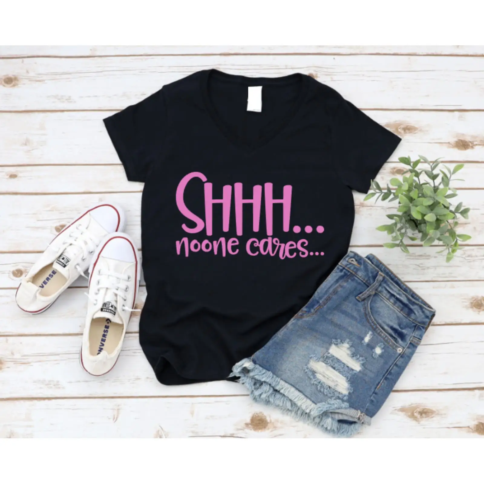 Black t shirt with pink text ' – On Sneaker Care Bewertung und Preis